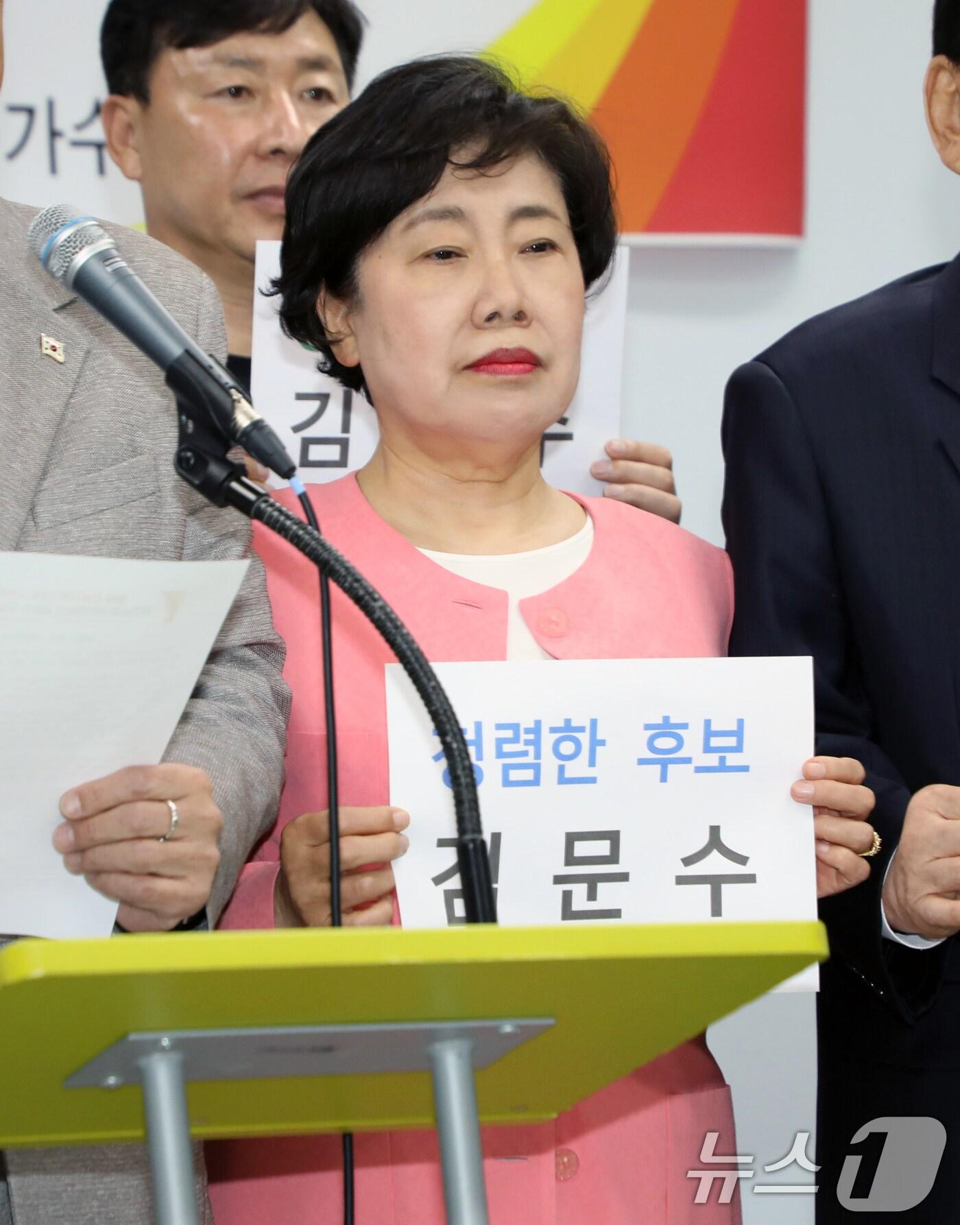 본문 이미지 - 조배숙 국민의힘 국민통합위원장과 광주·전남 지역 22개 시민단체 연합인 국가수호국민연합이 27일 광주시의회 시민소통실에서 기자회견을 열고 김문수 국민의힘 대통령 후보를 지지 선언하고 있다. 2025.5.27/뉴스1 ⓒ News1 이수민 기자