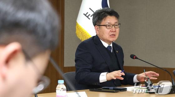 본문 이미지 - 오석환 교육부 차관이 세종시 정부세종청사에서 2기 글로컬대학 제3차 혁신지원 토론회에 참석해 관계자들과 의견을 나누고 있다. ⓒ News1 김기남 기자