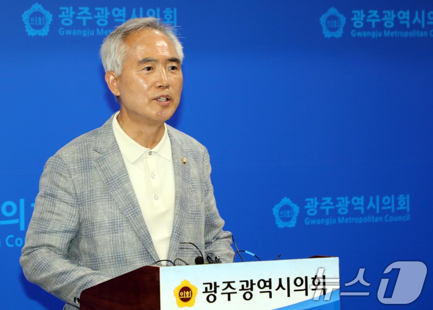 본문 이미지 - 양부남 더불어민주당 광주선거대책위원회 총괄상임선대위원장이 27일 광주시의회 브리핑룸에서 기자회견을 열고 김문수 국민의힘 후보를 지지 선언한 이낙연 전 민주당 대표를 규탄하고 있다. 2025.5.27/뉴스1 ⓒ News1 이수민 기자