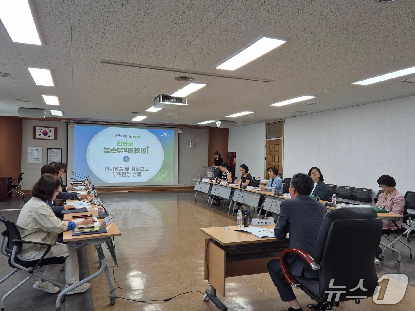 본문 이미지 - 27일 전북 진안군이 상황실에서 농촌유학협의회를 갖고 있다.(진안군제공. 재판매 및 DB금지)2025.5.27/뉴스1