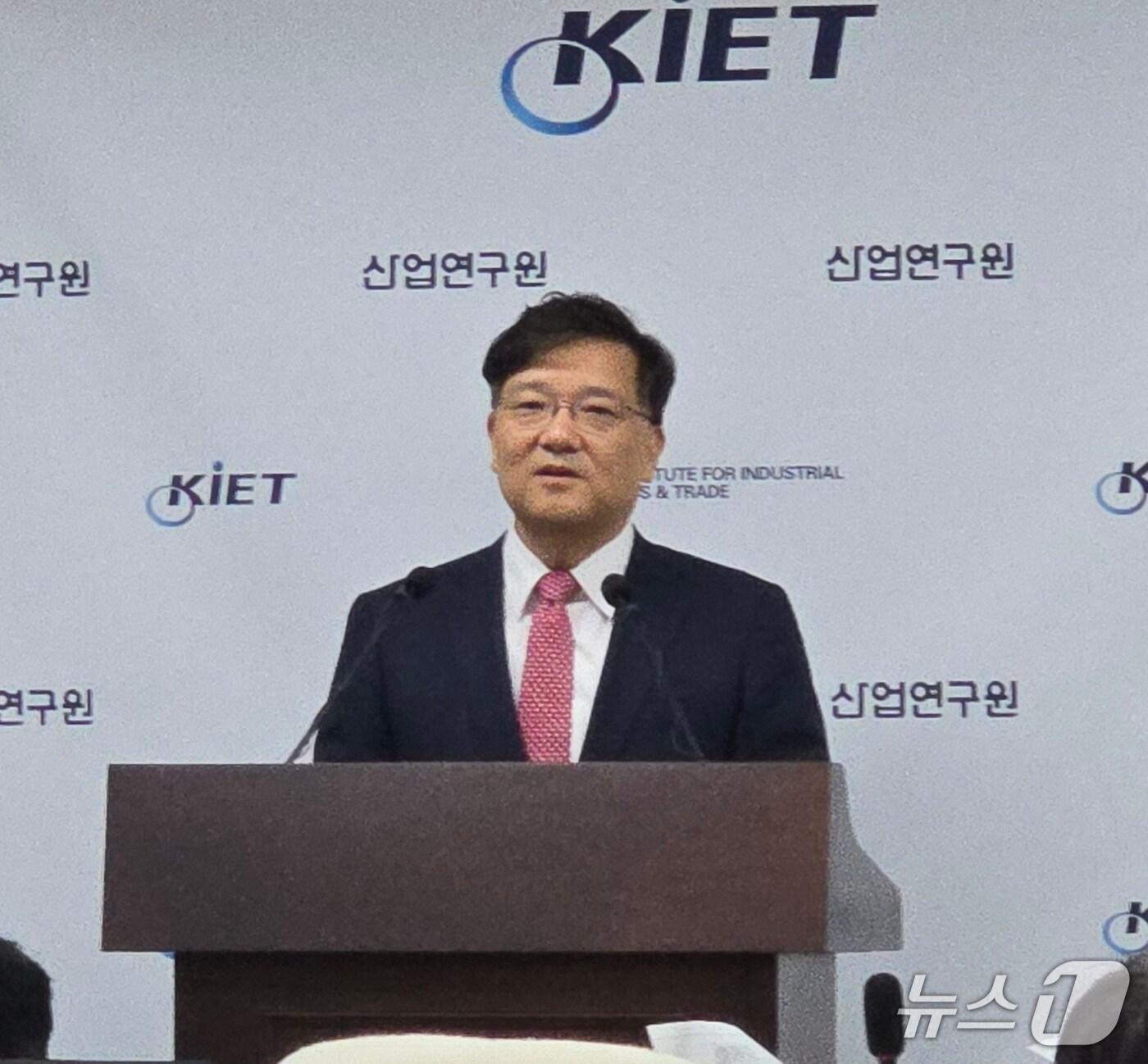 본문 이미지 - 권남훈 산업연구원장이 27일 정부세종청사 산업통상자원부에서 '하반기 경제 산업 전망'을 설명하고 있다. 2025.05.27 ⓒ 뉴스1 김승준 기자