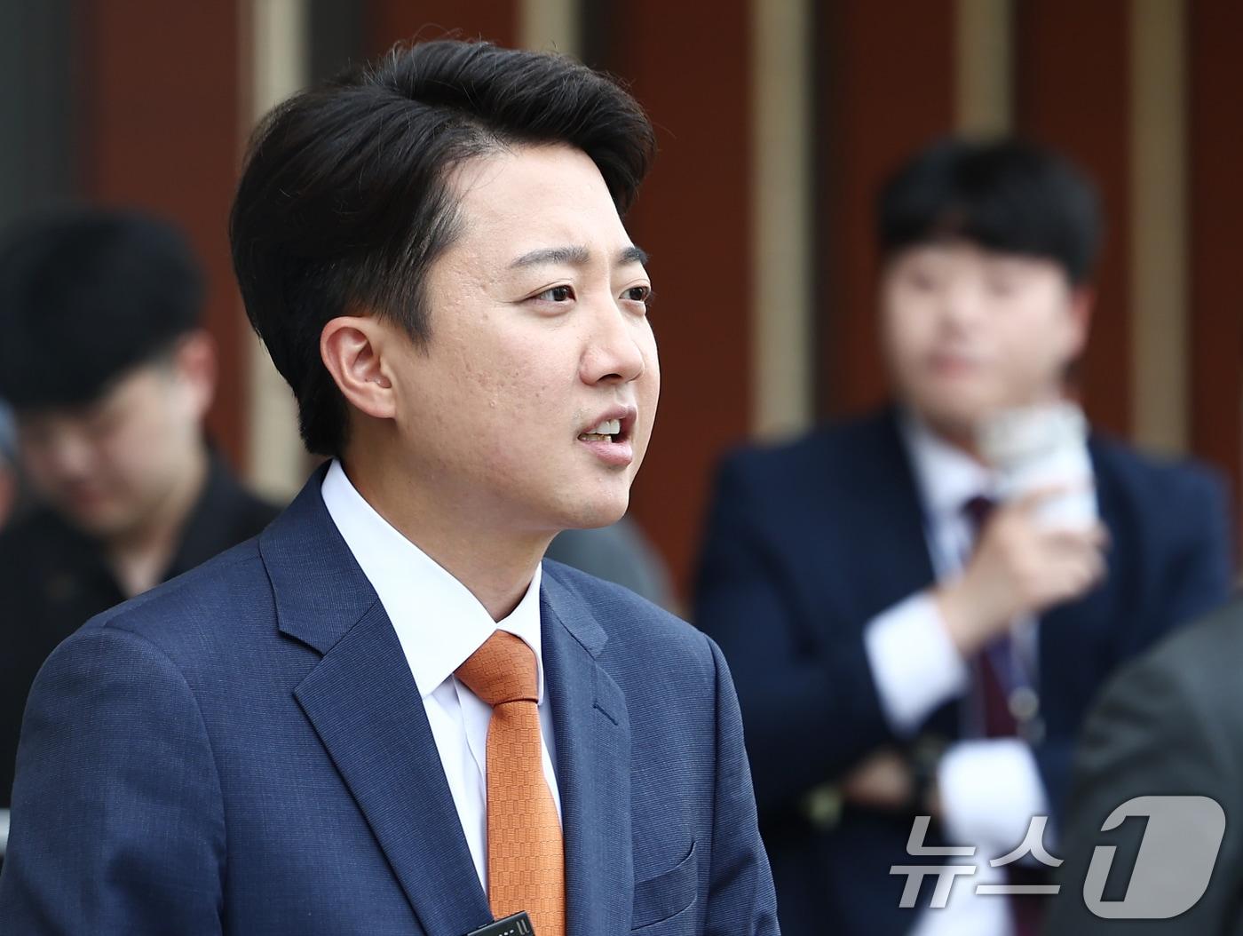 본문 이미지 - 이준석 개혁신당 대통령 후보가 27일 오후 서울 여의도 국회 소통관 앞에서 긴급 기자회견을 하기 위해 이동하고 있다. 2025.5.27/뉴스1 ⓒ News1 김민지 기자