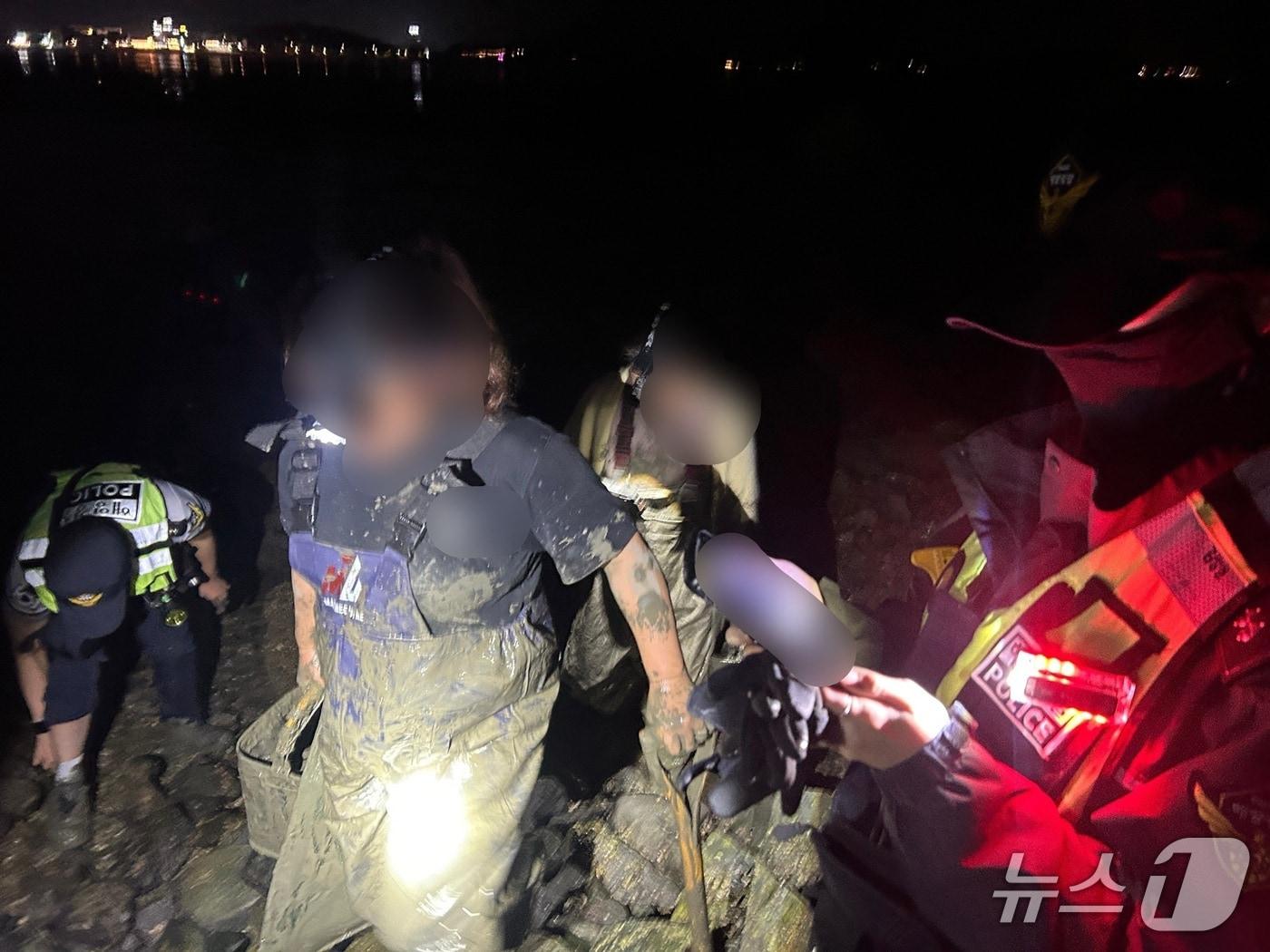 본문 이미지 -  평택해경 안산파출소 육상팀이 고립자 2명을 안전지대로 안내하고 있다(평택해경 제공)