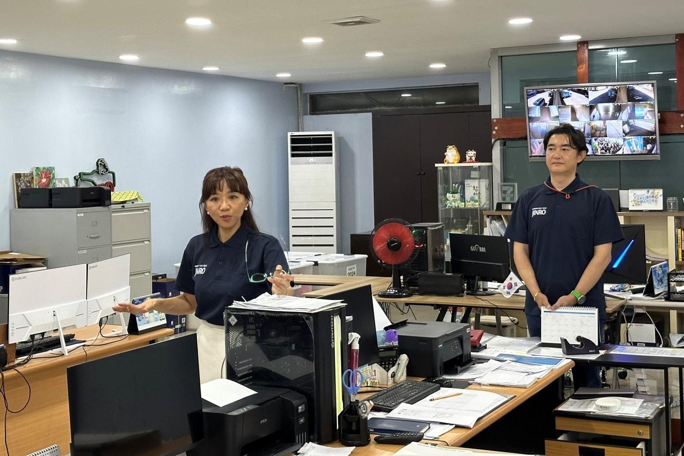 강정희 K&L 사장과 박요출 팀장이 발표하고 있다.&#40;하이트진로 제공&#41;