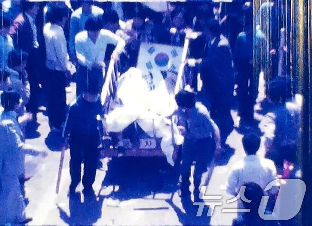 본문 이미지 - 광주 시민 문제성 씨가 1980년 5월 21일 오전 10시부터 정오 무렵까지 금남로 일대에서 촬영한 미공개 희귀 영상 스틸컷.(5.18민주화운동기록관 제공. 재판매 및 DB 금지) 2025.5.27/뉴스1 