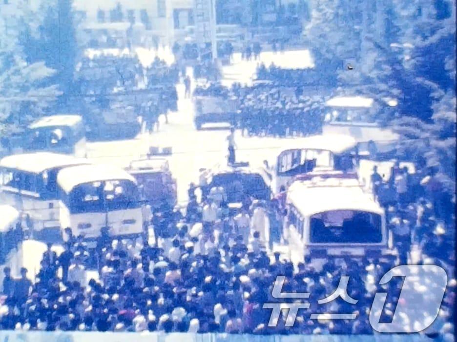 본문 이미지 - 광주 시민 문제성 씨가 1980년 5월 21일 오전 10시부터 정오 무렵까지 금남로 일대에서 촬영한 미공개 희귀 영상 스틸컷.(5.18민주화운동기록관 제공. 재판매 및 DB 금지) 2025.5.27/뉴스1 