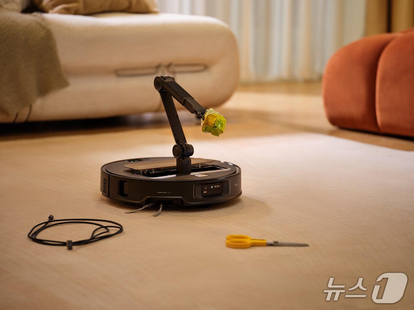 본문 이미지 - 로보락이 5축 로봇 팔을 탑재한 로봇청소기 ‘Saros Z70’을 출시했다. (사진제공 = 로보락) 