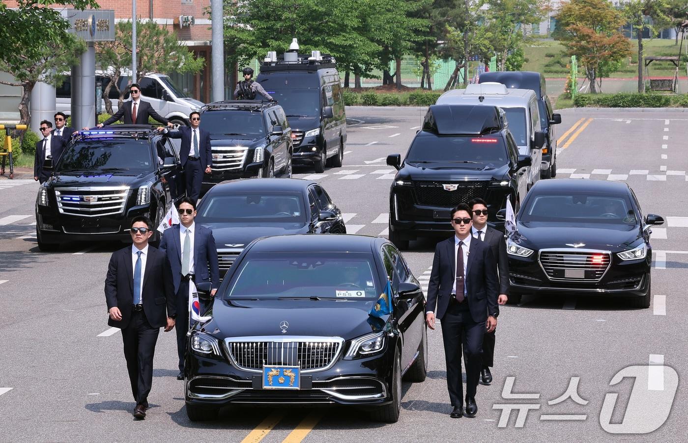 대통령경호처가 제21대 대통령 취임식을 일주일 앞둔 27일 서울 강서구 경호안전교육원에서 대통령의 절대 안전 확보를 위한 경호 훈련 현장을 언론에 공개했다. 경호요원들이 대통령취임식 차량퍼레이드를 시연하고 있다. &#40;공동취재&#41; 2025.5.27/뉴스1 ⓒ News1 허경 기자