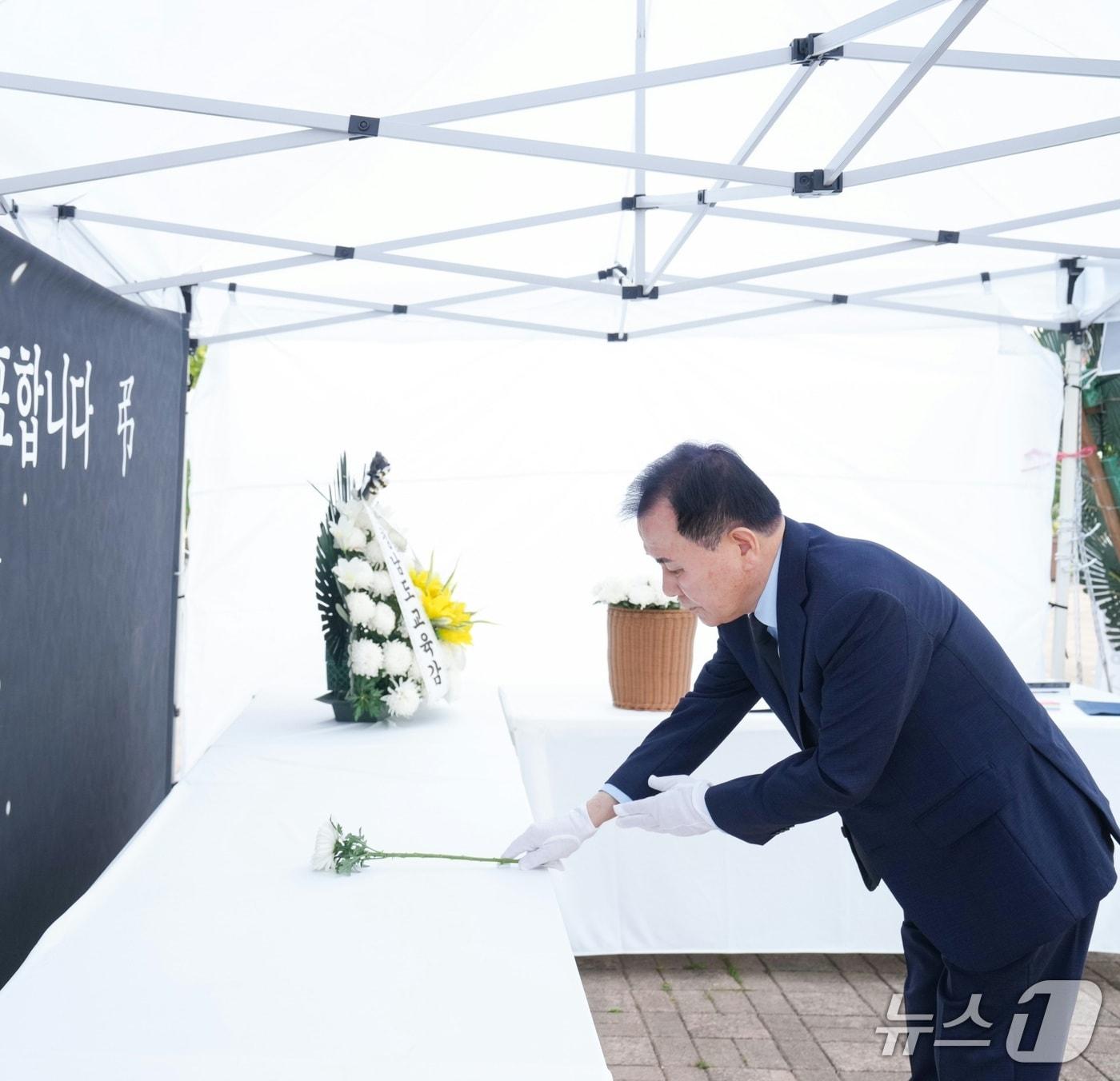 본문 이미지 - 김지철 충남교육감이 27일 교육청에 마련된  제주 중학교 교사를 위한 추모공간에 헌화하고 있다. (충남교육청 제공, 재판매 및 DB금지) / 뉴스1