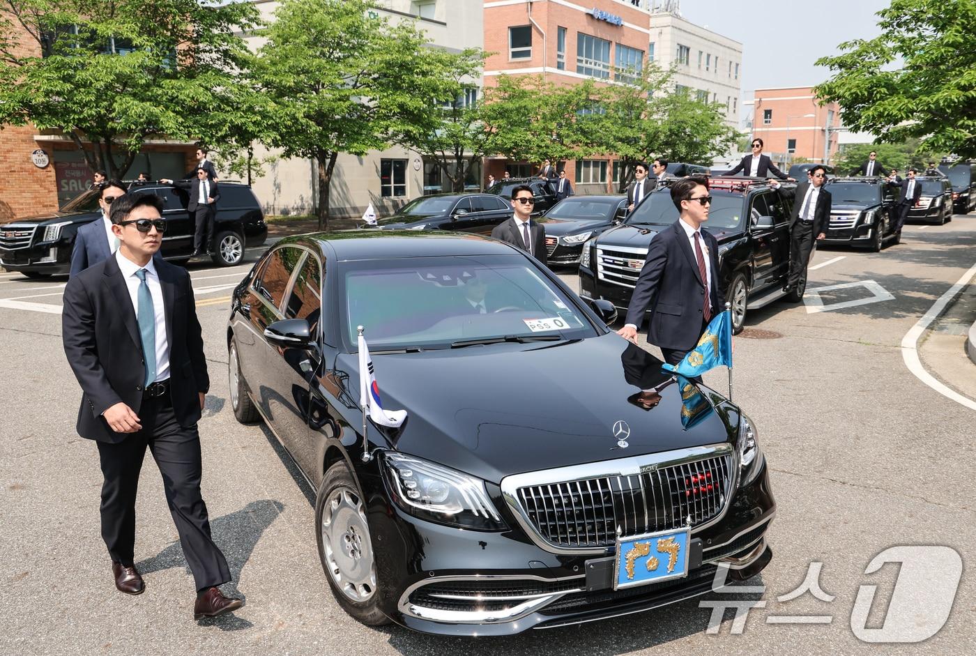 본문 이미지 - 대통령경호처가 제21대 대통령 취임식을 일주일 앞둔 27일 서울 강서구 경호안전교육원에서 대통령의 절대 안전 확보를 위한 경호 훈련 현장을 언론에 공개했다. 경호요원들이 취임식 퍼레이드를 시연하고 있다. (공동취재) 2025.5.27/뉴스1 ⓒ News1 허경 기자