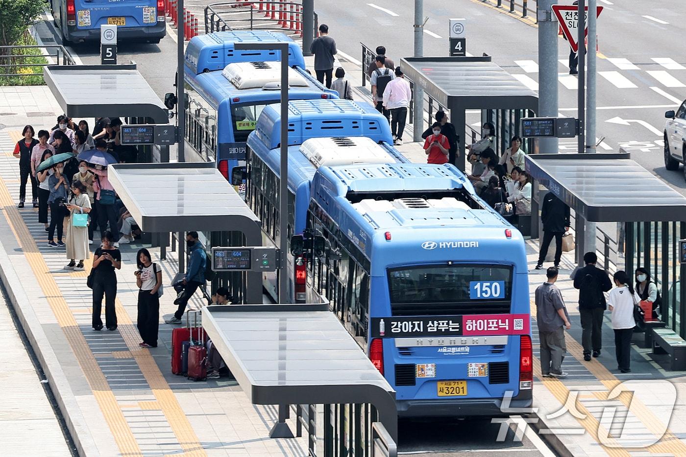 서울 중구 서울역 앞 버스정류장 모습. 2025.5.27/뉴스1 ⓒ News1 민경석 기자