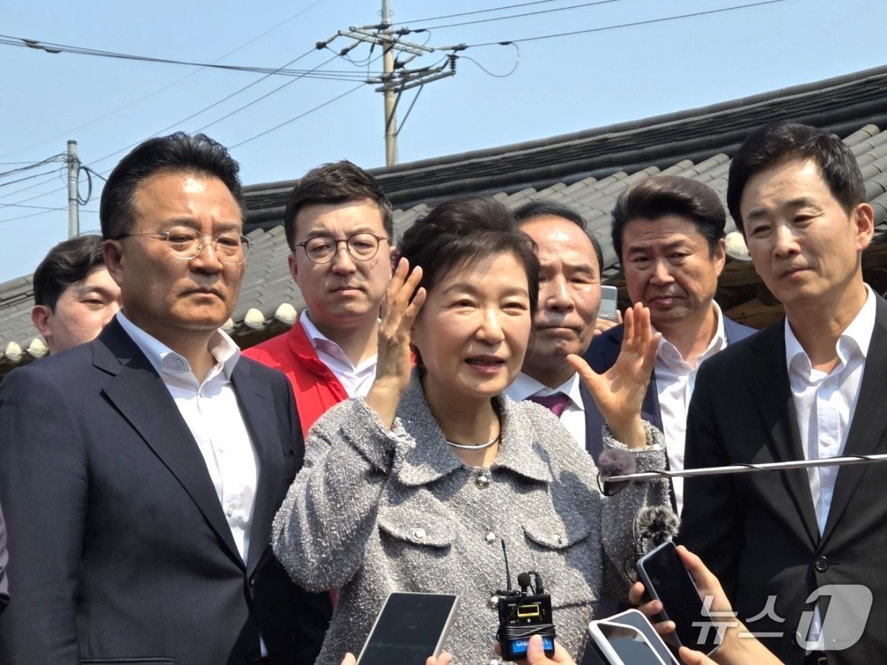 본문 이미지 - 박근혜 전 대통령이 27일 오후 충북 옥천군 고 육영수 여사 생가를 방문한 자리에서 취재진 질문에 답변하고 있다. /뉴스1 장인수 기자