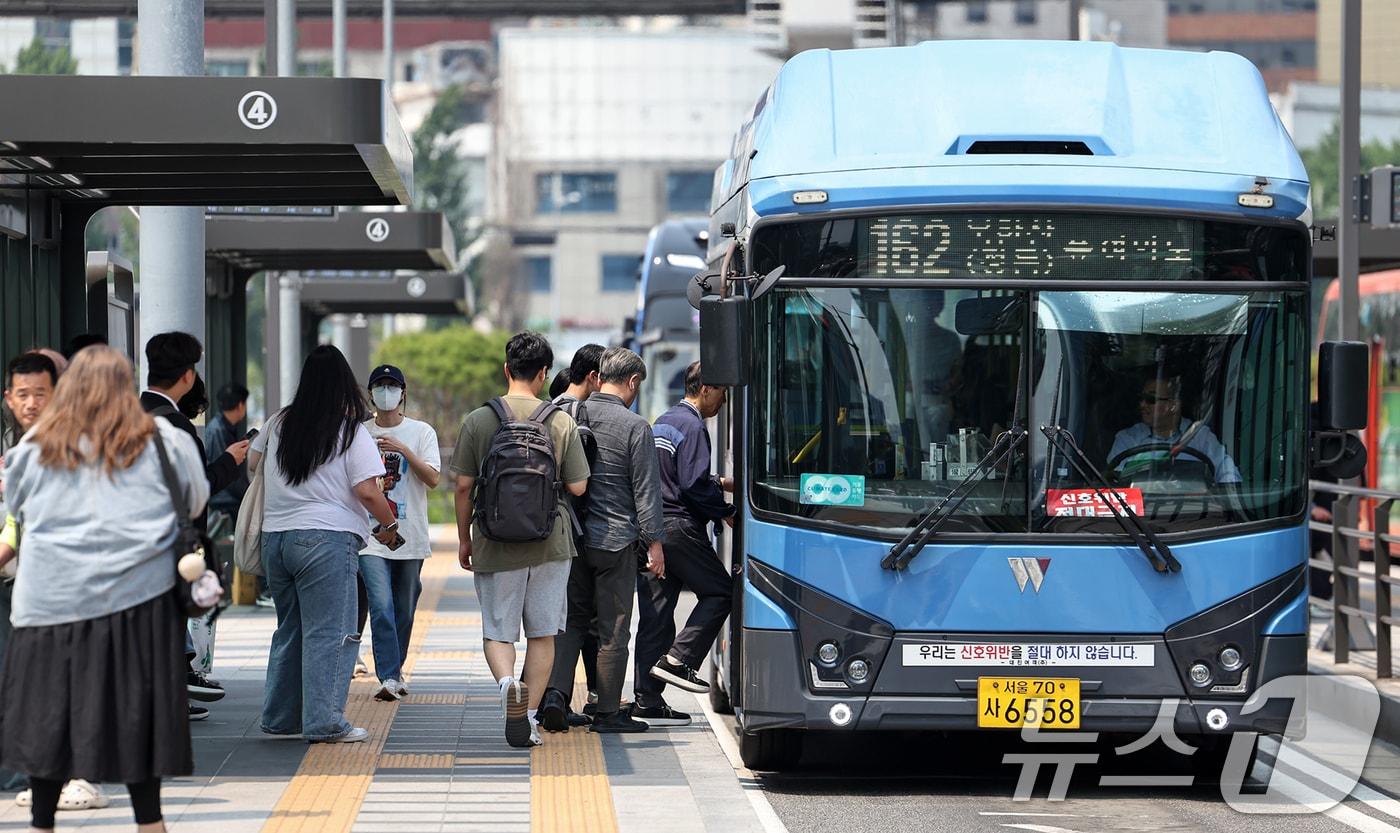서울 중구 서울역 버스환승센터에서 시민들이 버스를 이용하고 있다. 2025.5.27/뉴스1 ⓒ News1 민경석 기자