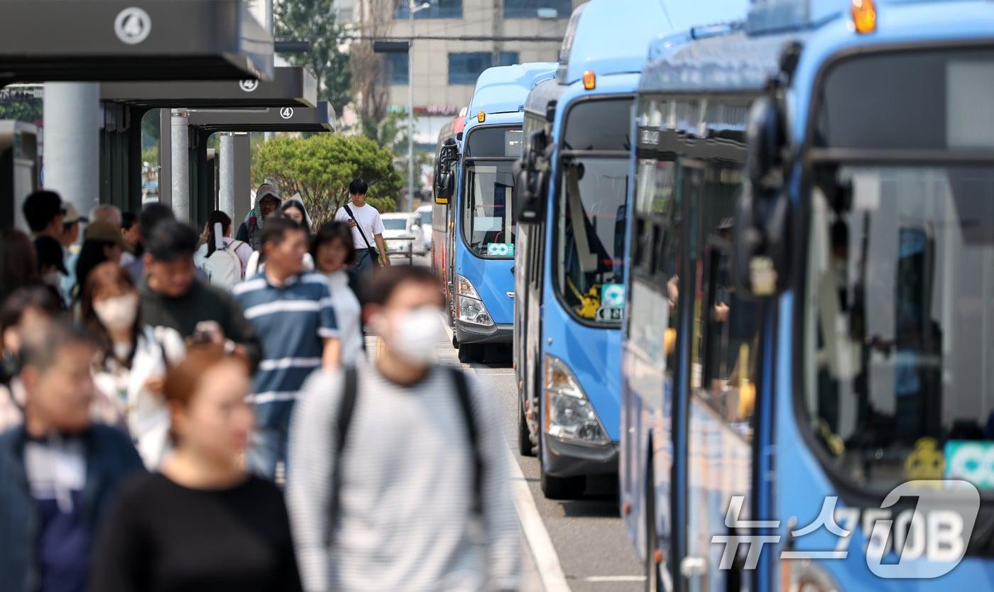 서울 중구 서울역 버스환승센터에서 시민들이 버스를 이용하고 있다. 2025.5.27/뉴스1 ⓒ News1 민경석 기자