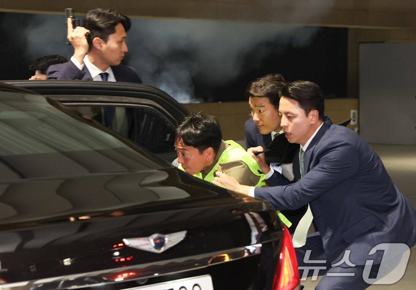 대통령경호처가 제21대 대통령 취임식을 일주일 앞둔 지난 5월 27일 서울 강서구 경호안전교육원에서 대통령의 절대 안전 확보를 위한 경호 훈련 현장을 언론에 공개했다. 경호요원들이 총격상황 조치 훈련을 하고 있다. 2025.5.27/뉴스1 ⓒ News1 허경 기자