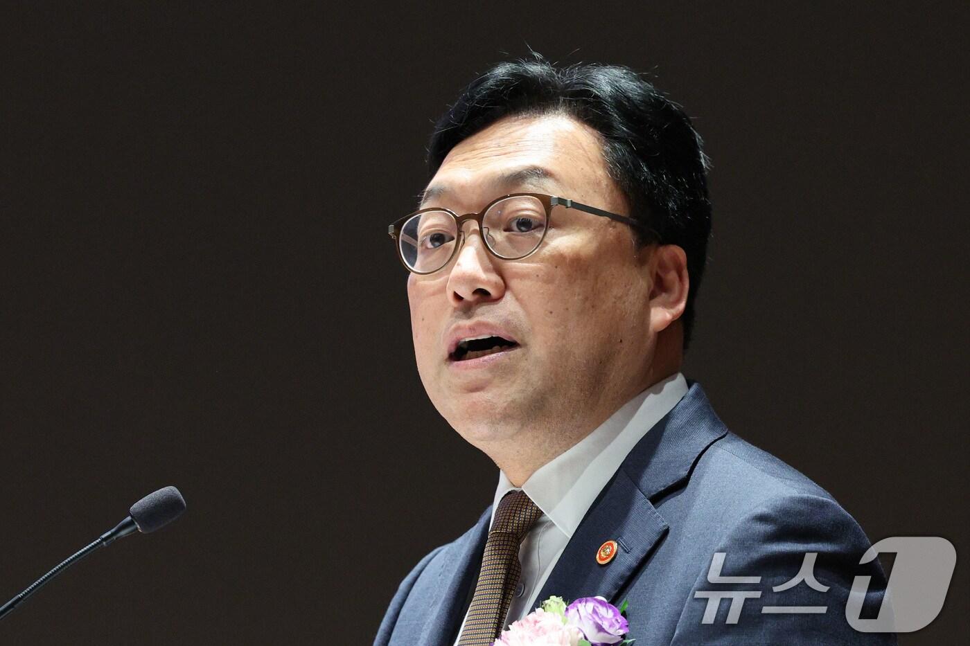 김병환 금융위원장이 27일 오후 서울 여의도 한국거래소에서 열린 밸류업 우수기업 시상식에서 축사를 하고 있다. 2025.5.27/뉴스1 ⓒ News1 신웅수 기자