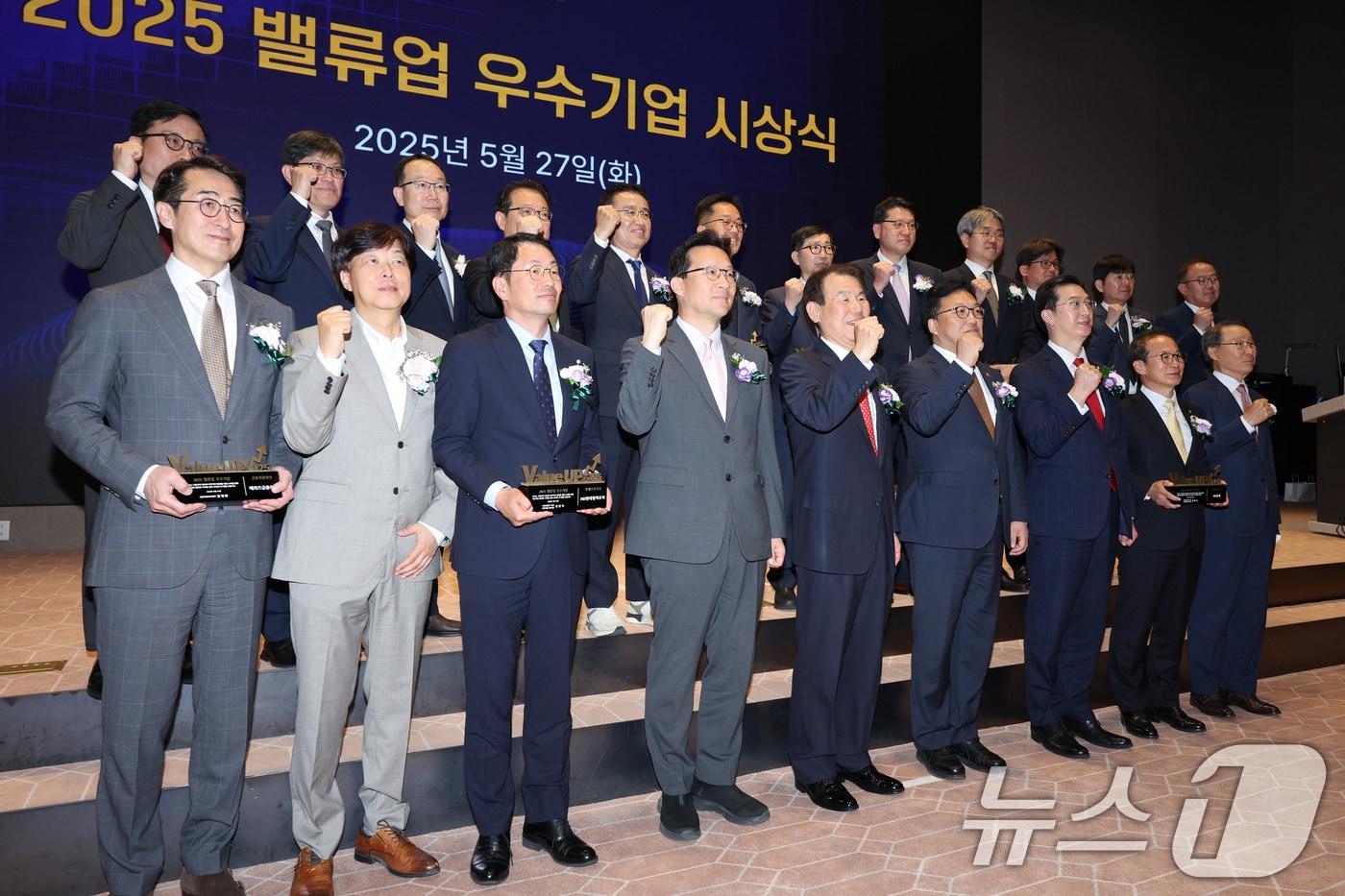 김병환 금융위원장(앞줄 왼쪽 여섯 번째)이 27일 오후 서울 여의도 한국거래소에서 열린 밸류업 우수기업 시상식에서 참석자 및 수상자들과 기념 촬영을 하고 있다. 한국거래소는 기업가치 제고계획(밸류업) 1년을 맞아 HD현대일렉트릭과 KB금융지주 등 10개사를 우수기업으로 선정했다. 2025.5.27./뉴스1 2025.5.27/뉴스1 ⓒ News1 신웅수 기자
