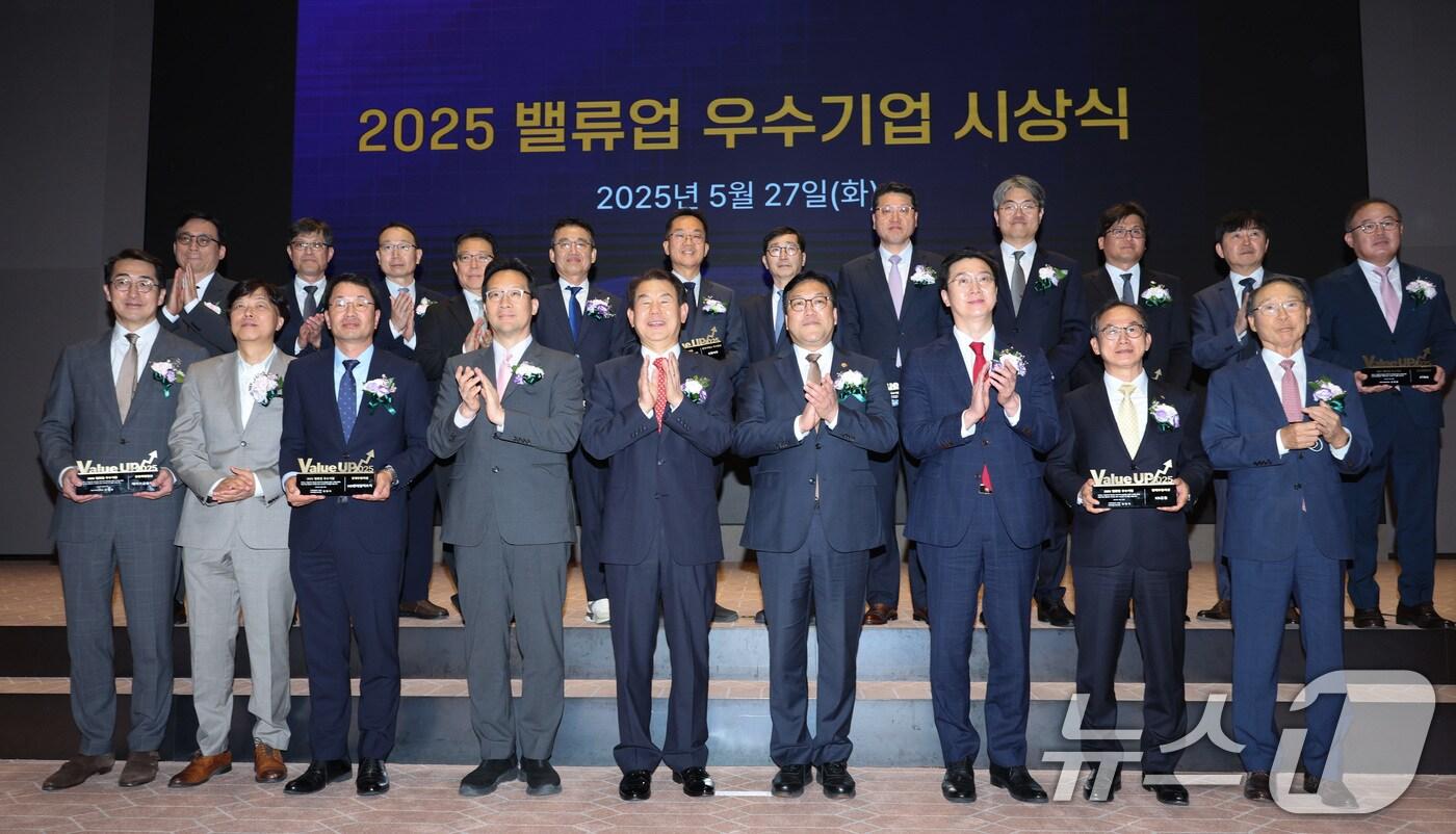 김병환 금융위원장(앞줄 왼쪽 여섯 번째)이 27일 오후 서울 여의도 한국거래소에서 열린 밸류업 우수기업 시상식에서 참석자 및 수상자들과 기념 촬영을 하고 있다. 한국거래소는 기업가치 제고계획(밸류업) 1년을 맞아 HD현대일렉트릭과 KB금융지주 등 10개사를 우수기업으로 선정했다. 2025.5.27./뉴스1 2025.5.27/뉴스1 ⓒ News1 신웅수 기자
