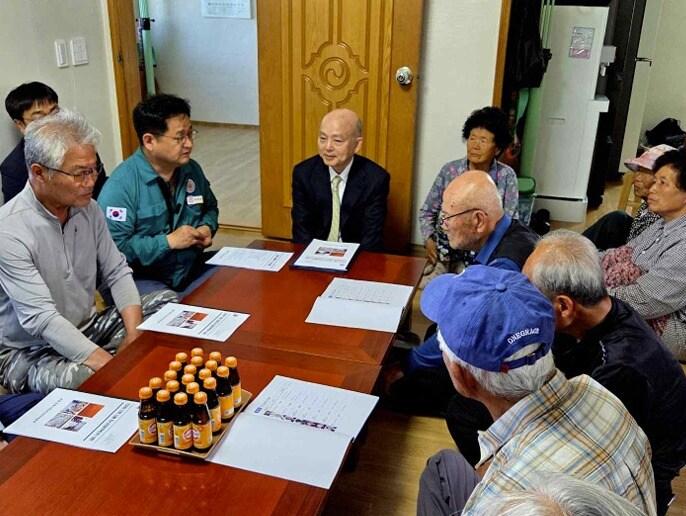 본문 이미지 - 27일 안창호 국가인권위원회 위원장이 경상북도 안동시 일직면 명진2리 노인회관에서 재해민의 의견을 듣고 있다. 2025.05.27/인권위 제공