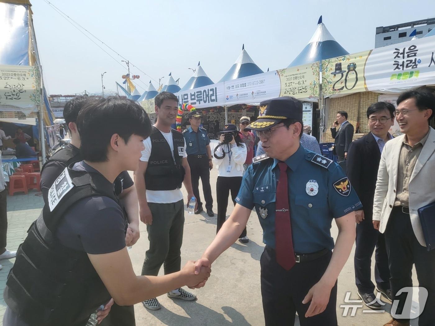 본문 이미지 - 엄성규 강원경찰청장은 27일 도내 최대 축제 ‘강릉단오제’ 현장을 찾아 안전 점검활동을 펼쳤다.&#40;강원경찰청 제공. 재판매 및 DB금지&#41;/뉴스1