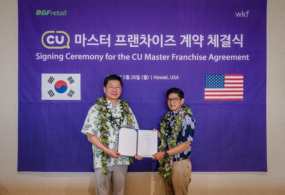 본문 이미지 - 민승배 BGF리테일 대표(왼쪽)와 로버트 쿠리수 CU Hawaii LLC 대표가 CU 하와이 진출 마스터 프랜차이즈 계약을 체결하고 기념 촬영을 하고 있다.(CU 제공). 