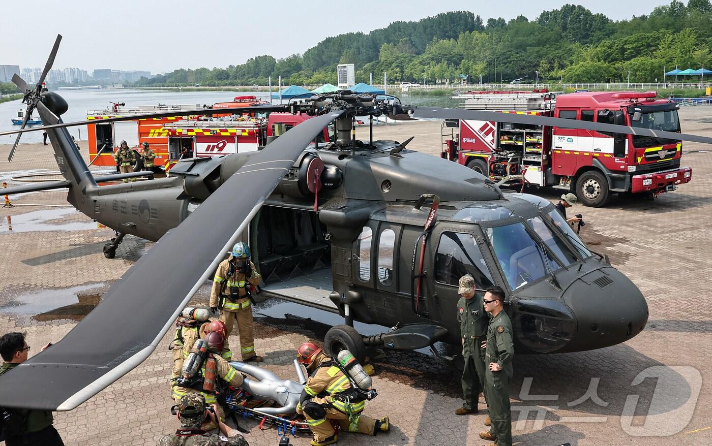 27일 경기 하남 미사경정공원에서 경기도소방재난본부 주관 '2025 경기도 긴급구조종합훈련'이 진행되고 있다.  2025.5.27/뉴스1 ⓒ News1 김도우 기자