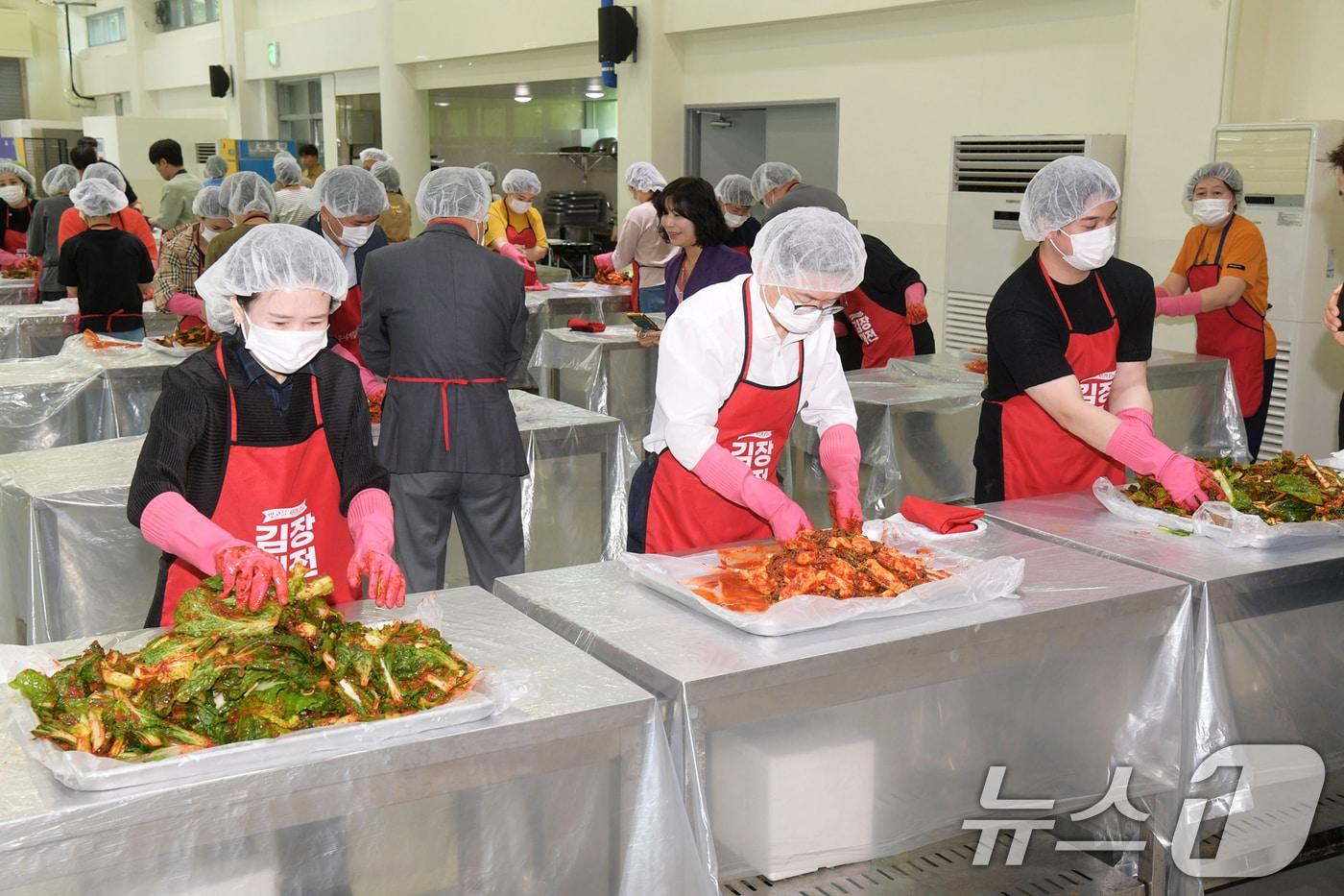 고광완 광주시 행정부시장이 27일 오전 광주김치타운 다목적체육관에서 열린 광주김치 사랑나눔 기부행사에서 참석자들과 함께 김치를 담그고 있다.(광주시 제공. 재판매 및 DB 금지) 2025.5.27/뉴스1