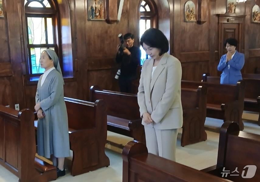 본문 이미지 - 27일 오전 이재명 더불어민주당 대통령 후보의 배우자 김혜경 여사가 전남 고흥군 소록도를 방문, 성당에서 기도를 하고 있다. (소록도 주민자치회 제공. 재판매 및 DB금지) 2025.5.27/뉴스1 