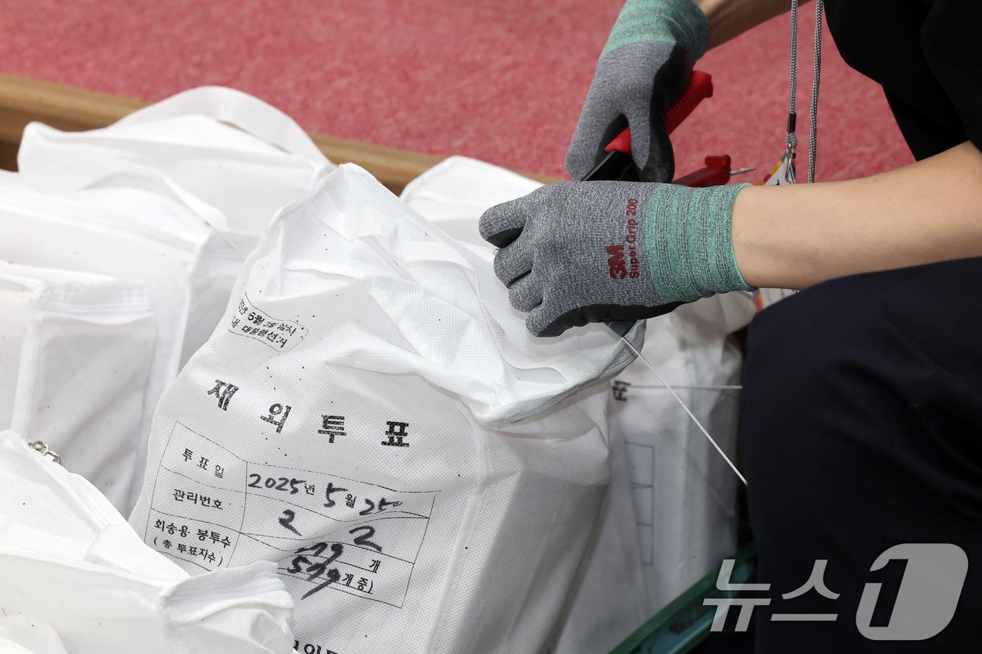 본문 이미지 - 제21대 대통령선거를 일주일 앞둔 27일 오후 우정사업본부 직원들이 인천국제공항 국제우편물류센터에서 국내로 회송된 재외투표지를 인계받고 있다. 중앙선관위는 외교부, 우정사업본부와 합동으로 118개국 223개 재외투표소에서 외교행낭을 통해 국내로 회송된 재외투표지를 확인·분류하여 구·시·군선관위로 발송한다. (공동취재) 2025.5.27 ⓒ 뉴스1 김명섭 기자