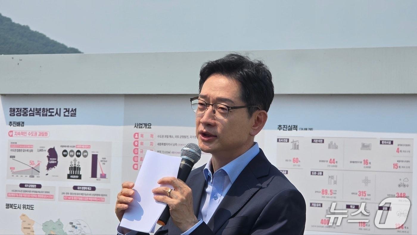 27일 오후 세종시 국회의사당 예정지에서 인삿말하는 김경수 민주당 총괄선대위원장. / 뉴스１