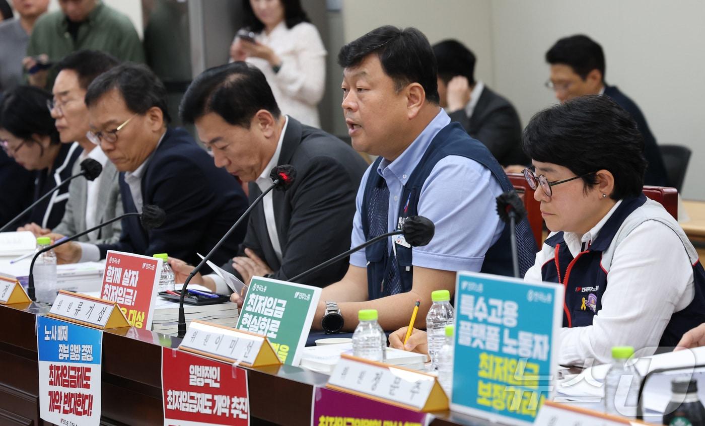 27일 오후 세종시 정부세종청사에서 열린 제2차 최저임금위원회 회의에 앞서 류기섭 근로자위원이 발언하고 있다. 2025.5.27/뉴스1 ⓒ News1 김기남 기자