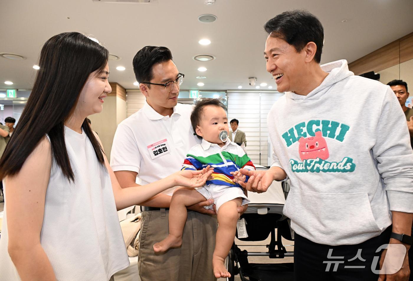 오세훈 서울시장이 27일 서울시청에서 탄생응원 서울 프로젝트 공식 영유아 홍보모델인 서울 베이비앰버서더 가족과 인사를 나누고 있다.&#40;서울시 제공&#41; 