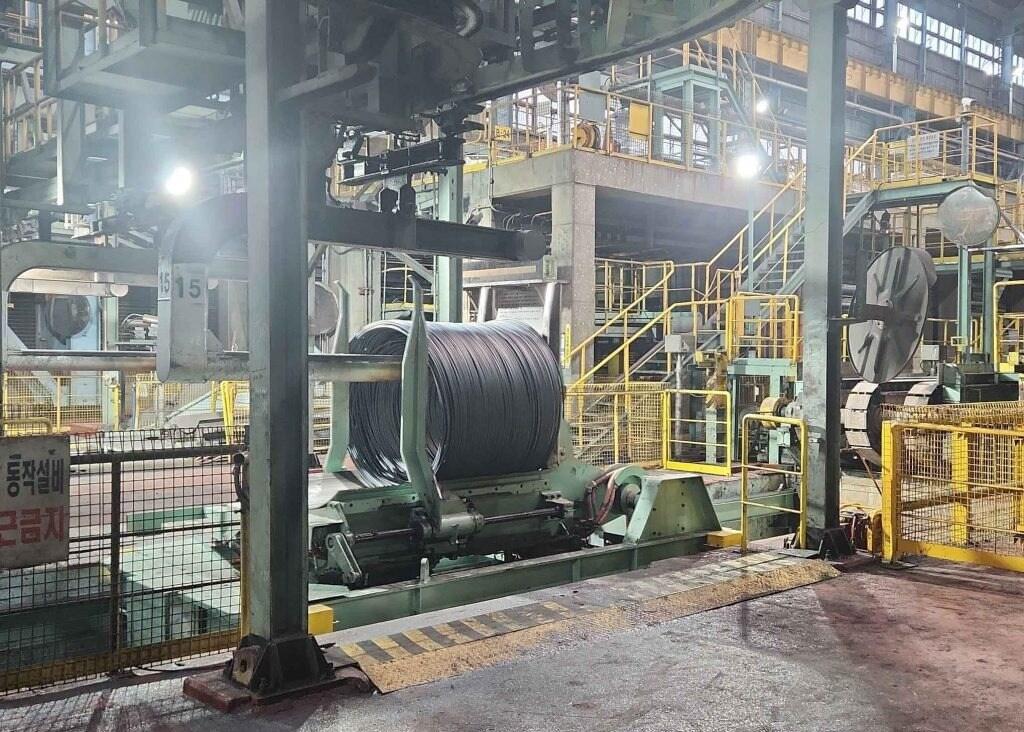 본문 이미지 - 포스코 제철소 현장에서 Coil Car가 선재코일을 운반하고 있다. &#40;포스코 제공&#41;