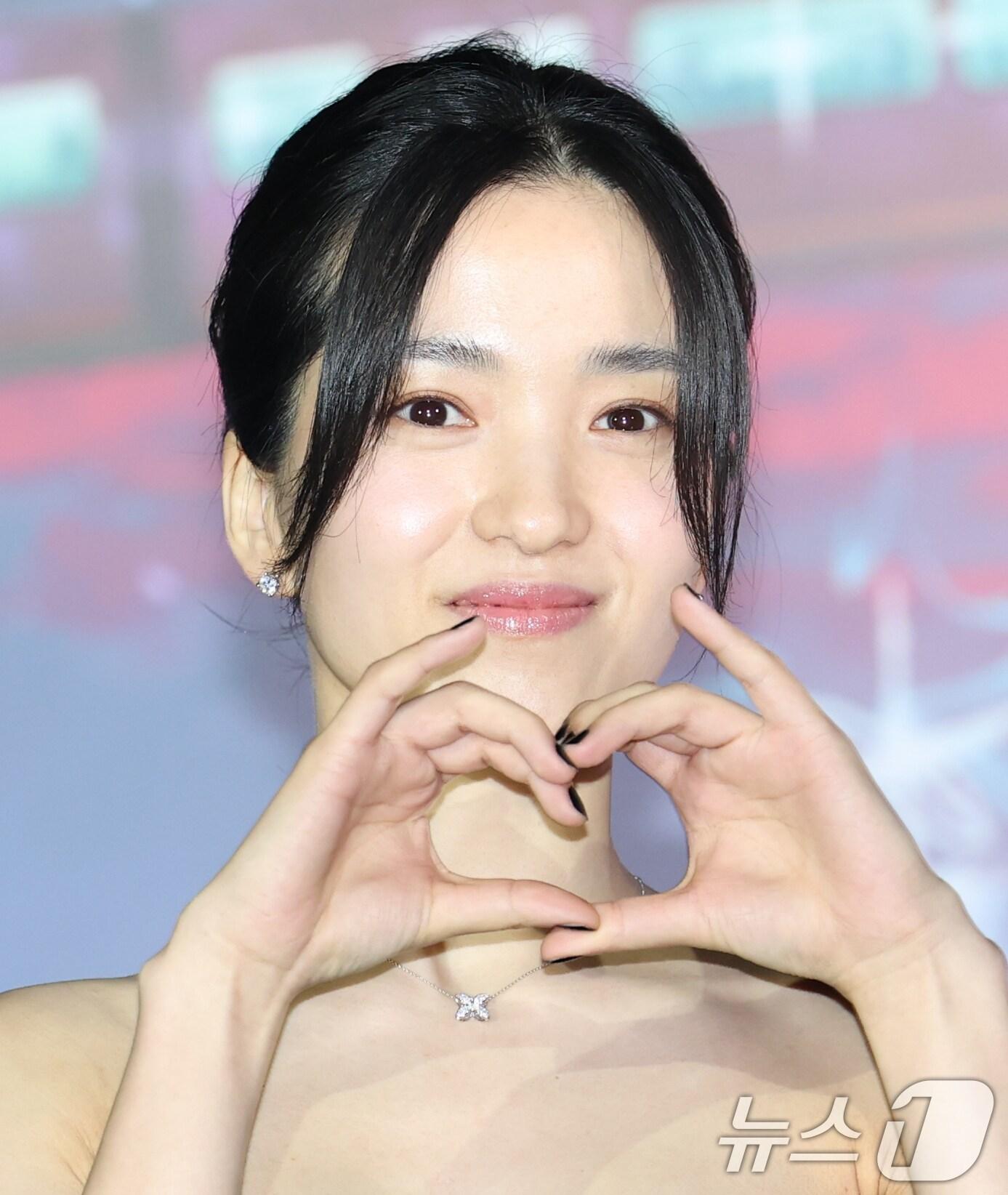 본문 이미지 - 배우 김태리가 27일 오후 서울 광진구 자양동 롯데시네마 건대입구점에서 열린 영화 '이 별에 필요한' 언론시사회 및 기자간담회에 참석해 포즈를 취하고 있다. ‘이 별에 필요한’은 2050년 서울, 화성 탐사를 꿈꾸는 우주인 난영과 뮤지션의 꿈을 잠시 접어둔 제이가 만나 꿈과 사랑을 향해 나아가는 로맨스를 그렸다. 2025.5.27/뉴스1 ⓒ News1 권현진 기자