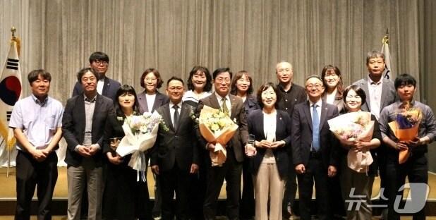 본문 이미지 - 27일 홀리데이인 광주호텔에서 열린 ‘제13회 S2B(학교장터) 청렴계약 우수기관 시상식’에서 최선자 재무과장이 개인부문 공로상을 수상했다. 또 교육지원청 부문에서는 익산교육지원청, 학교 부문에서는 전북혜화학교·전주영생고등학교가 우수기관 표창을 받았다.(전북교육청 제공, 재판매 및 DB 금지)/뉴스1