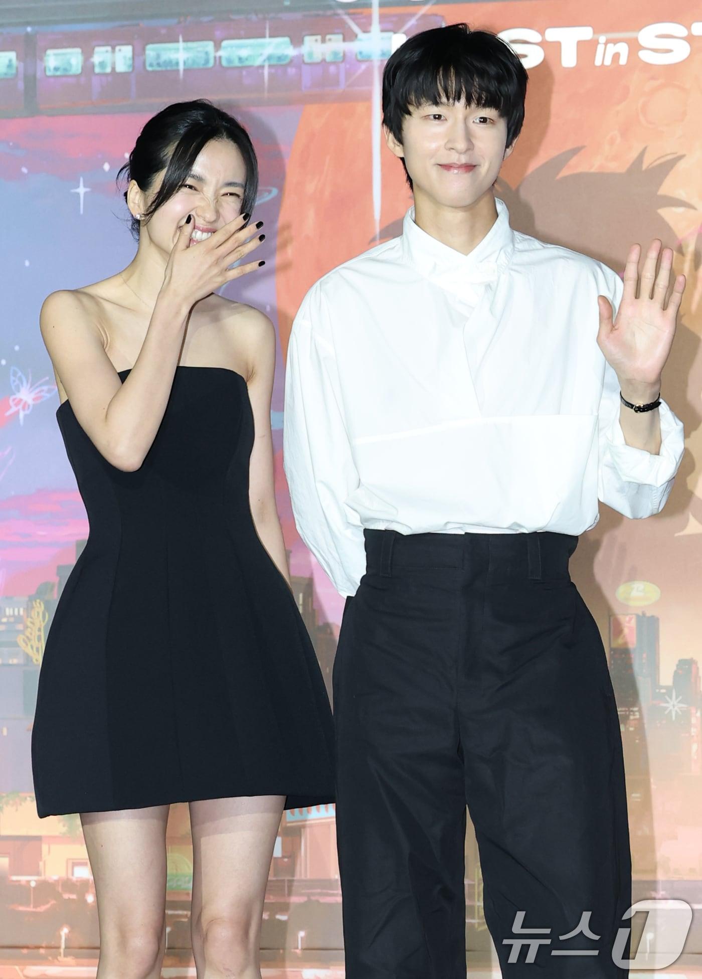 본문 이미지 - 배우 김태리와 홍경(오른쪽)이 27일 오후 서울 광진구 자양동 롯데시네마 건대입구점에서 열린 영화 '이 별에 필요한' 언론시사회 및 기자간담회에 참석해 포즈를 취하고 있다. ‘이 별에 필요한’은 2050년 서울, 화성 탐사를 꿈꾸는 우주인 난영과 뮤지션의 꿈을 잠시 접어둔 제이가 만나 꿈과 사랑을 향해 나아가는 로맨스를 그렸다. 2025.5.27/뉴스1 ⓒ News1 권현진 기자