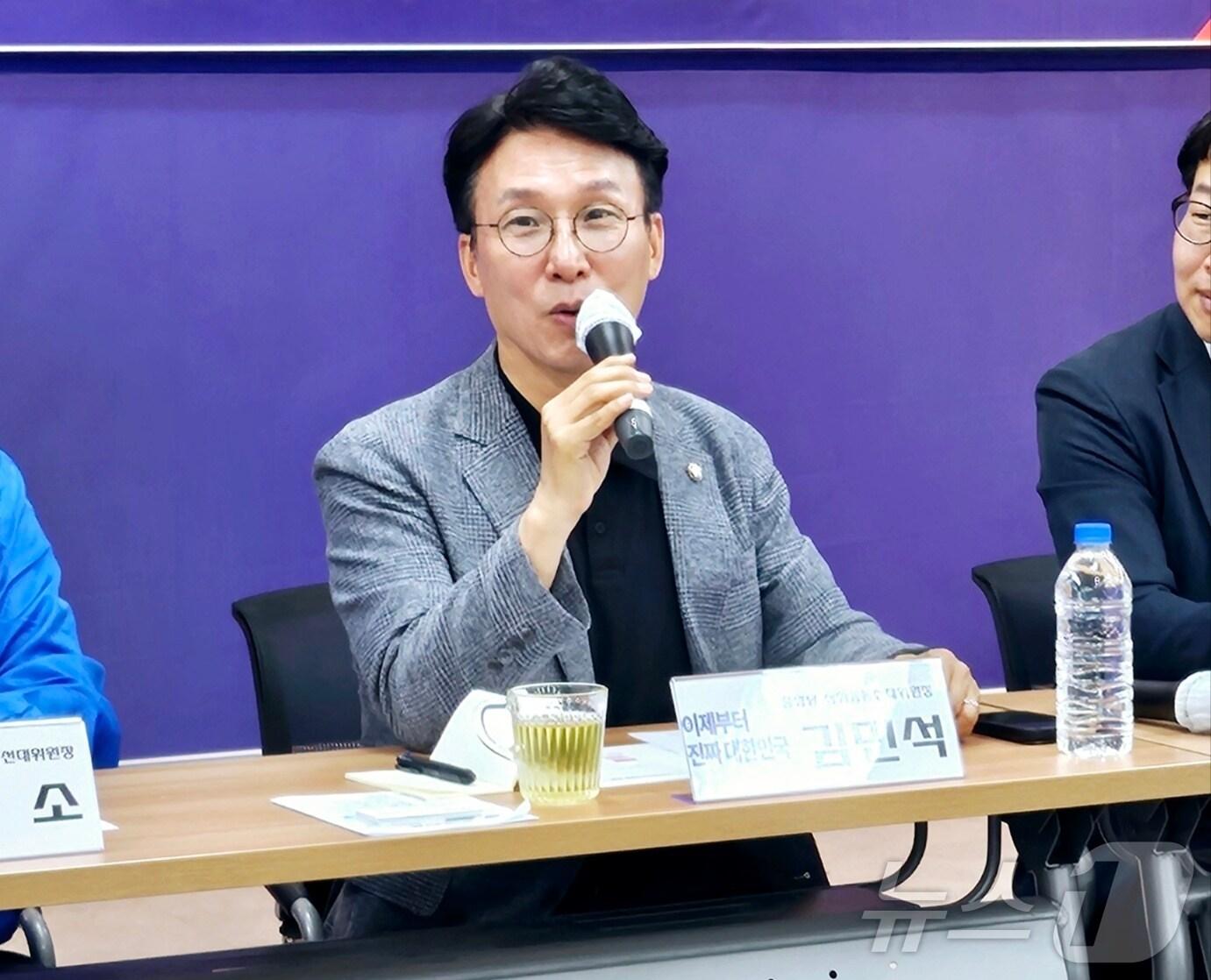 본문 이미지 - 김민석 더불어민주당 상임공동선대위원장 겸 수석최고위원이 27일 대구 중구 삼덕동 민주당 대구시당에서 열린 대경ICT산업협회 기업인 간담회에서 발언하고 있다. ⓒ News1 남승렬 기자