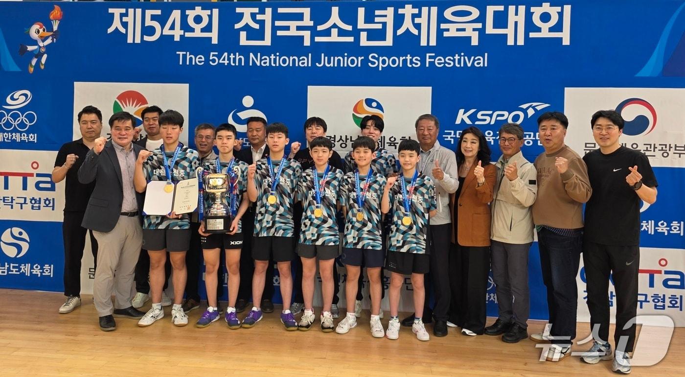 대전시 탁구 선수단이 기념촬영 하고 있다.(대전탁구협회 제공, 재판매 및 DB 금지)/뉴스1