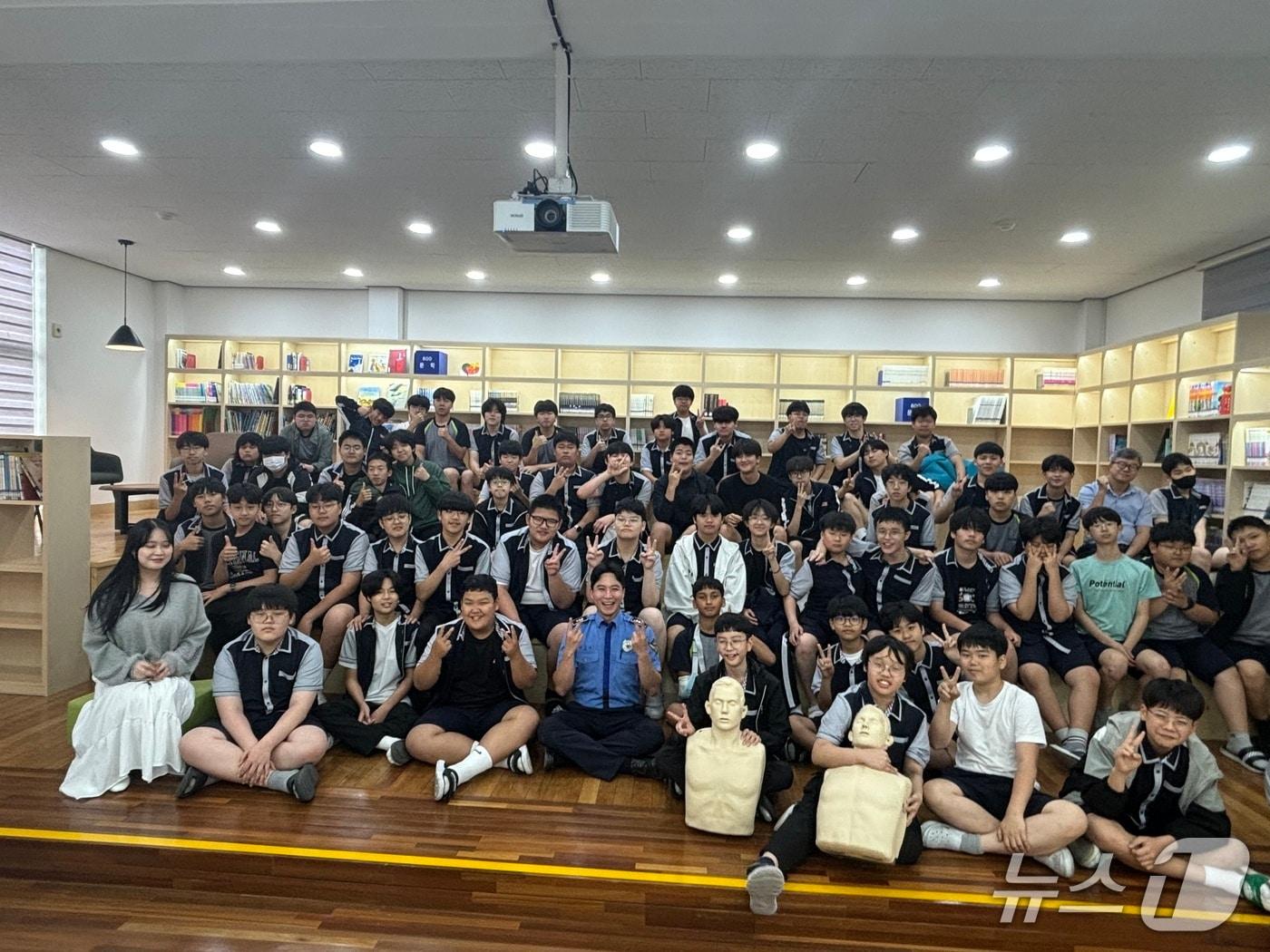 본문 이미지 -  부안해양경찰서&#40;서장 박생덕&#41;는 여름철 물놀이 안전사고 예방과 해양안전문화 확산을 위해 전북권 유치원·초·중·고등학생을 대상으로 ‘찾아가는 연안안전교실’을 운영한다.&#40;부안해경 제공, 재판매 및 DB금지&#41;