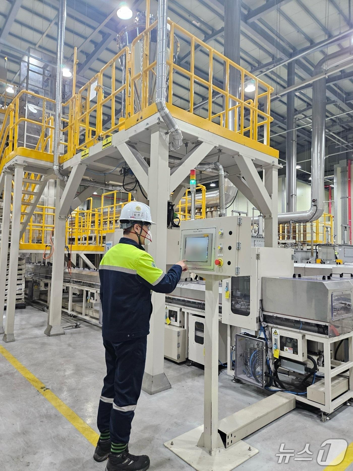 본문 이미지 - 포스코퓨처엠 관계자가 세종 기술연구소 파일럿 플랜트에서 LMR 양극재 제품 생산을 테스트하는 모습&#40;포스코퓨처엠 제공&#41;