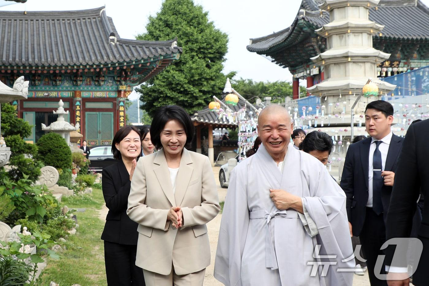 이재명 더불어민주당 대통령 후보의 배우자 김혜경 여사가 27일 충북 청주시 용화사를 찾아 스님들과 대화하고 있다. 2025.5.27/뉴스1 ⓒ News1 김용빈 기자