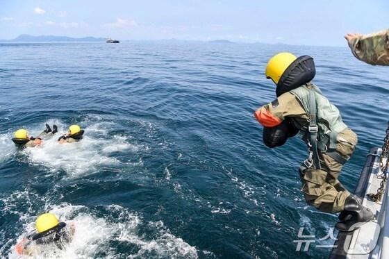 본문 이미지 - 남해 미조 앞바다에서 탐색구조훈련이 펼쳐지고 있다. (공군 제공)