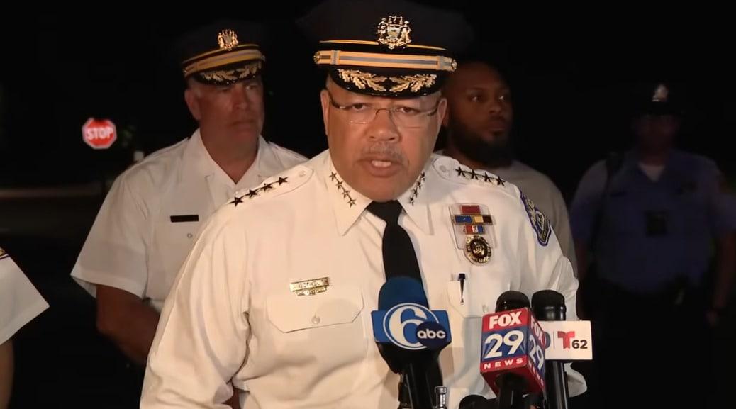 본문 이미지 - 26일&#40;현지시간&#41; 미국 펜실베이니아주 필라델피아에서 발생한 총기 난사 사건과 관련해 케빈 베델 필라델피아 경찰청장이 기자회견을 갖고 있다. &lt;사진=FOX 29 필라델피아 유튜브 영상 갈무리&gt;