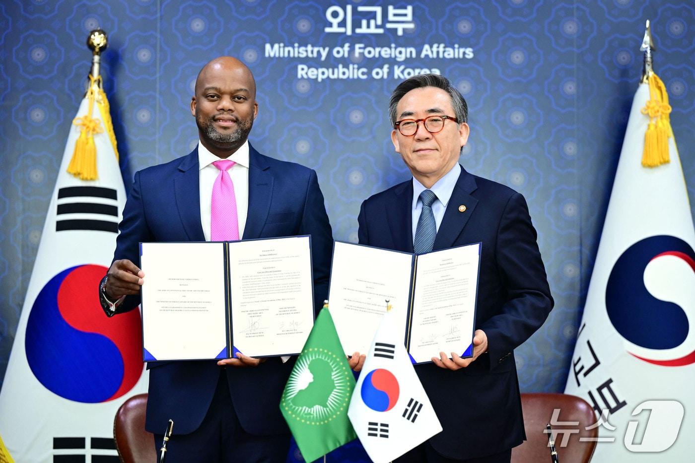 본문 이미지 -  조태열 외교부 장관과 웸켈레 메네 AfCFTA 사무총장이 한-AfCFTA 협력기금에 관한 양해각서(MOU)에 서명했다고 외교부가 밝혔다. 2025.05.27. (외교부 제공)