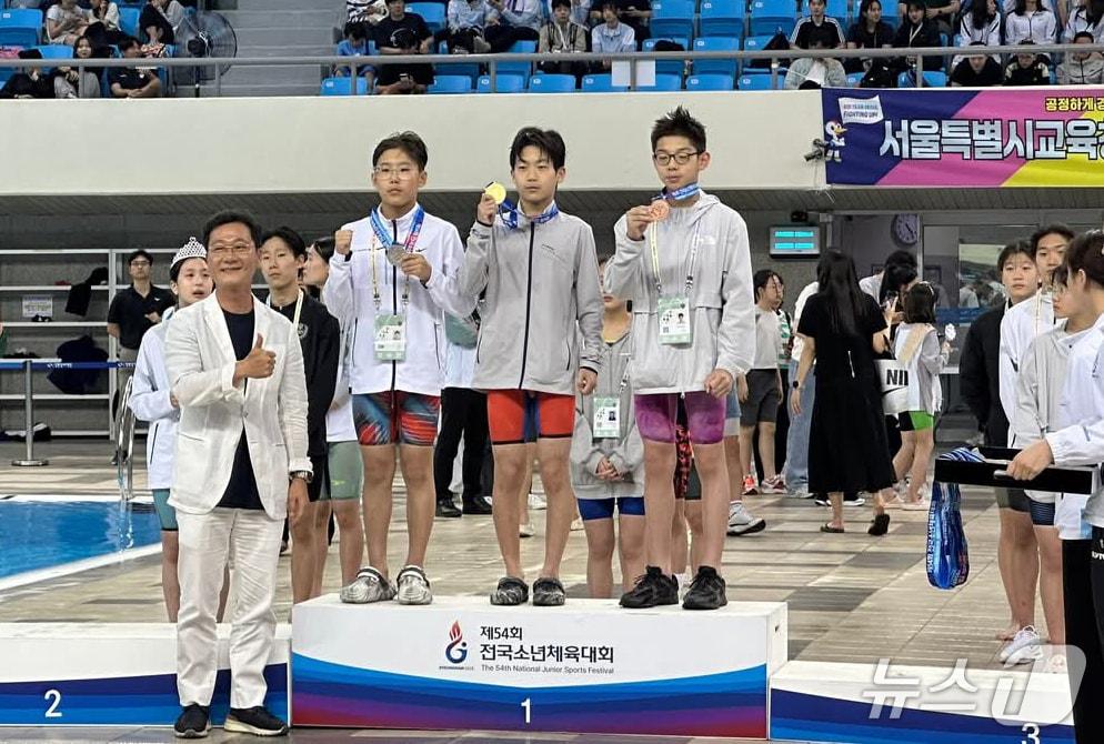 본문 이미지 - 이승찬 대전체육회장이 시상대에서 시상자들과 포즈를 취하고 있다.(대전체육회 제공, 재판매 및 DB 금지)/뉴스1