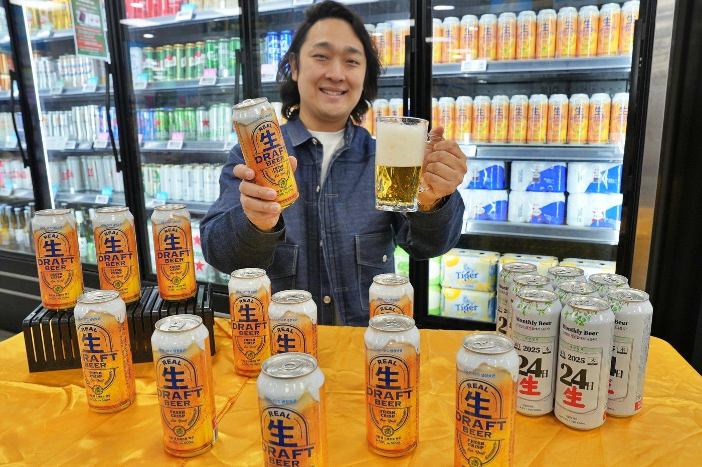 롯데마트 제타플렉스 잠실점 주류 코너에서 리얼 生드래프트 맥주를 홍보하는 송규현 MD의 모습.(롯데마트 제공)