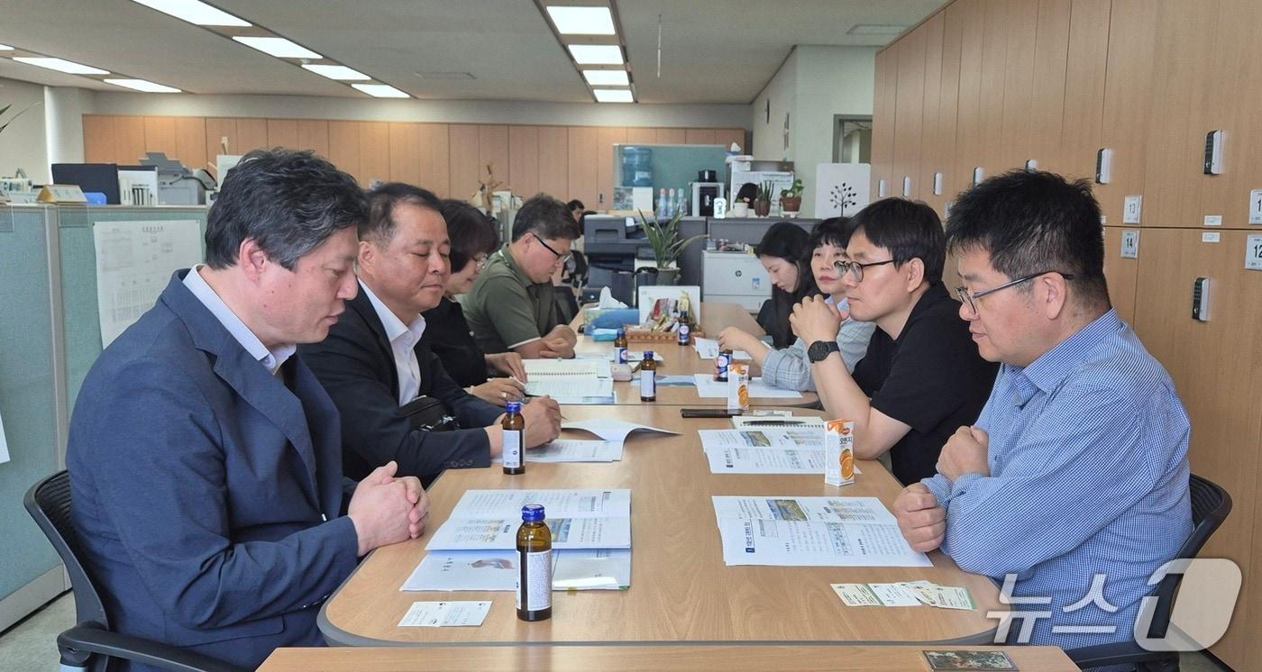 강영석 익산 부시장(왼쪽)이 산림청 김석문 산지정책과장(오른쪽)을 만나 '석재산업 지원센터 건립'의 당위성을 설명하고 있다.(익산시 제공. 재판매 및 DB금지)