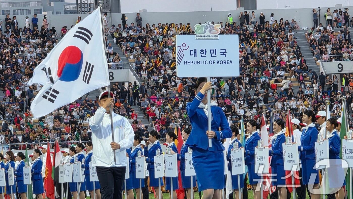 27일 열린 아시아육상경기선수권대회장 개막식에서 대한민국 선수단이 입장하고 있다. 43개국, 선수단 1193 명, 국제연맹 임원, 심판, 언론인 등 2000여 명이 참가해 역사상 최다 인원과 국가가 참가하는 이번 대회는 오는 31일까지 닷새간 열린다. 2025.5.27/뉴스1 ⓒ News1 정우용 기자