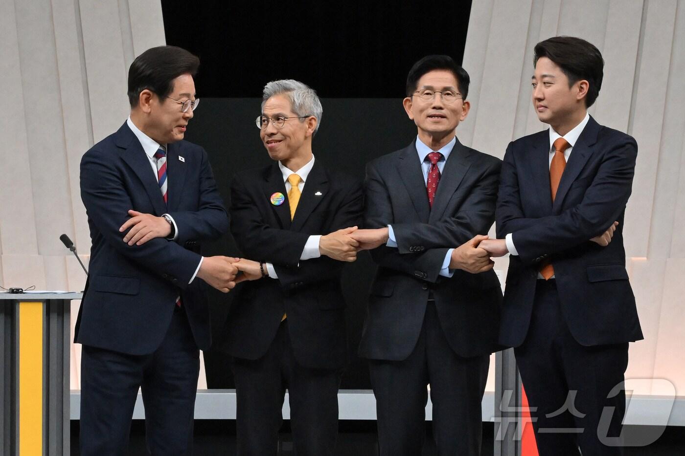이재명 더불어민주당 대통령 후보&#40;왼쪽부터&#41;, 권영국 민주노동당 대통령 후보, 김문수 국민의힘 대통령 후보, 이준석 개혁신당 대통령 후보가 27일 서울 마포구 상암동 MBC 스튜디오에서 진행된 정치 분야 TV토론회에 앞서 포즈를 취하고 있다. 2025.5.27/뉴스1 ⓒ News1 국회사진기자단