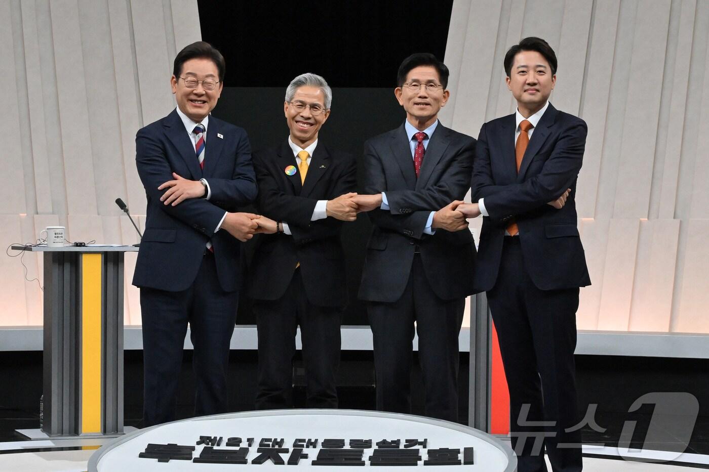 이재명 더불어민주당 대통령 후보(왼쪽부터), 권영국 민주노동당 대통령 후보, 김문수 국민의힘 대통령 후보, 이준석 개혁신당 대통령 후보가 27일 서울 마포구 상암동 MBC 스튜디오에서 진행된 정치 분야 TV토론회에 참석해 포즈를 취하고 있다. 2025.5.27/뉴스1 ⓒ News1 국회사진기자단